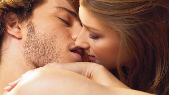 egy nő megcsókol egy férfit olyan termékekkel, amelyek megnövelt hatékonysággal rendelkeznek