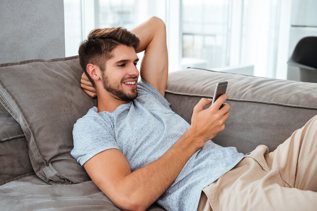 A férfi gyakori üzenetei választottjának az intimitás iránti vágyat mutatják