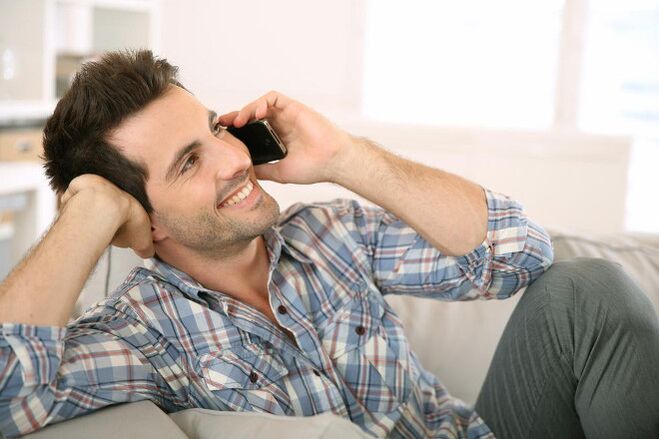 Egy férfi izgatottnak érzi magát, és sokáig fog beszélni egy nővel telefonon